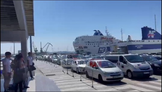Fluks në Portin e Durrësit, Report Tv sjell VIDEO nga radhët e gjata të makinave