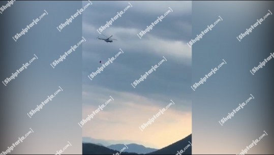 Zjarr i fuqishëm në kufi mes Shqipërisë dhe Greqisë, autoritetet greke po ndërhyhjnë me helikopterë (VIDEO)