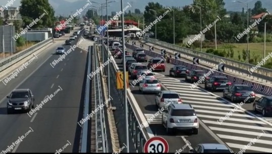 Radhë e gjatë automjetesh në drejtim të Lezhës, pushuesit nga Kosova drejt bregdetit 