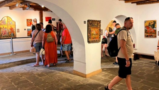 Turistët e huaj më të apasionuar pas historisë, Ministrja e Kulturës ndan statistikat: Në 6 muaj rreth 90 mijë vizitorë në muze