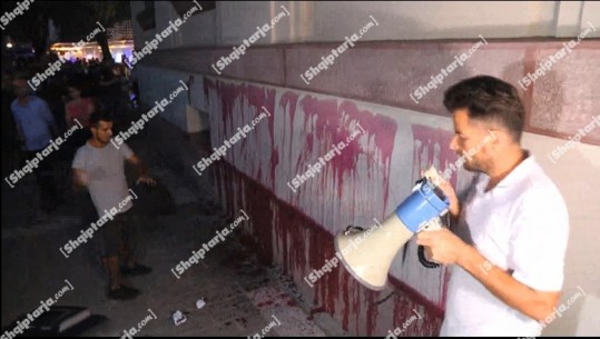 Tragjedia në Himarë, protestuesit lyejnë me bojë të kuqe murin e Ministrisë së Brendshme