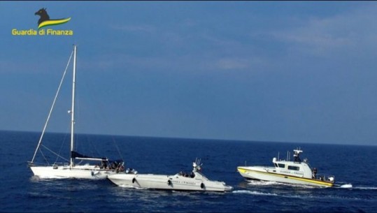 Bllokoi 1 ton kanabis që u nis nga Shqipëria, Guardia di Finanza publikon pamjet e kapjes së velierës në ujërat ndërkombëtare! Vlera e drogës në treg 10 mln euro