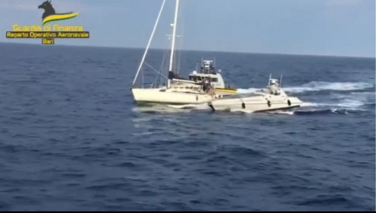 VIDEO/ Dalin pamjet, ja si Guardia di Finanza pikasi dhe kapi velierën me 1 ton kanabis