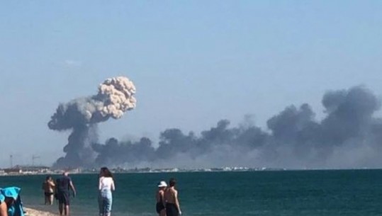Shpërthime të forta dhe re tymi e zezë në bazën ajrore ruse në Krime (VIDEO)