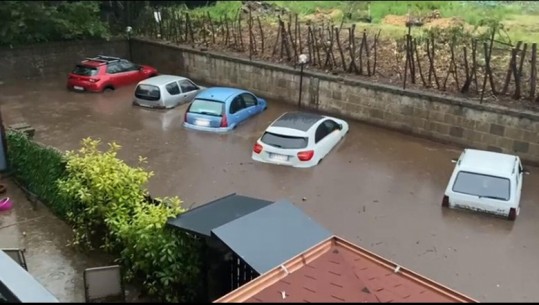 Moti i keq me erë të fortë në Itali, rrugët kthehen në lumenj balte! Shoferët bllokohen brenda makinave