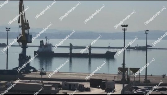 Mbërrijnë 6 mijë ton grurë në Durrës! Ja momenti kur anija ankorohet në port  (VIDEO)