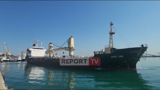 Mbërrijnë 6 mijë ton grurë në Durrës! Ja momenti kur anija ankorohet në port