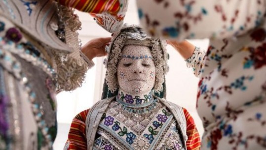 Dasma shqiptare bën jehonë në mediat prestigjioze, detajet unike të nuses i jep vëmendje traditës vendase