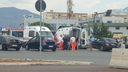 Aksident tragjik në autostradën Tiranë-Durrës/ Makina përplaset me trafikndarësen, humbin jetën dy pasagjeret, plagoset rëndë drejtuesi 26 vjeçar