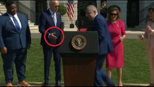 Harroi se i dha njëherë dorën senatorit, Biden i hutuar për disa sekonda