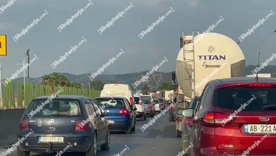 Kaos në autostradën Durrës-Tiranë, 10 km trafik! Shkak bëhet aksidenti pranë Vorës