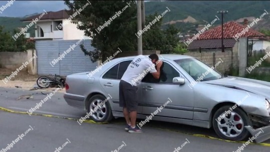 Aksident në Pogradec, makina përplaset me motorin, plagoset 45-vjeçari dhe djali i tij i mitur