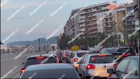 VIDEO-LAJM/ Trafik i rënduar në zonën e Astirit, radha e makinave kilometrike