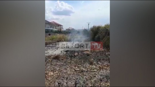 Zjarr përballë një karburanti në fshatin Otllak të Beratit! Flakët shumë pranë banesave