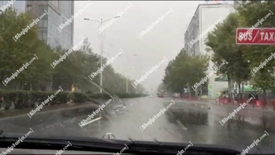 ‘Rrufe në qiell të pastër’, shi i rrëmbyeshëm dhe breshër në Tiranë mes temperaturave të larta të gushtit (VIDEO)