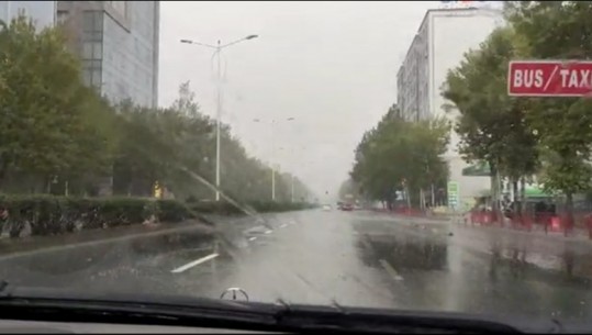 ‘Rrufe në qiell të pastër’, shi i rrëmbyeshëm dhe breshër në Tiranë mes temperaturave të larta të gushtit
