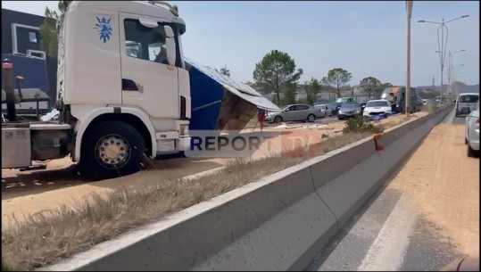 Trajleri me tonelata grurë që erdhi nga Ukraina batohet në autostradën Tiranë-Durrës! Trafik i rënduar