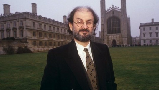 Kush është Salman Rushdie, shkrimtari që u sulmua sepse shkroi ‘Vargjet Satanike’