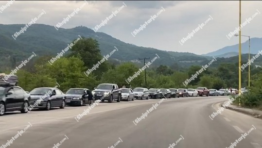 Kakavijë/ Radhë kilometrike automjetesh për të hyrë në Shqipëri, shkak mungesa e sporteleve në palën greke