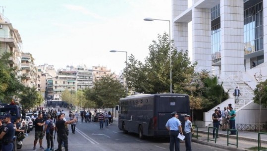 Greqi/ Hyn me makinë brenda Gjykatës së Apelit, 35-vjeçari: Kam eksploziv dhe drogë me vete