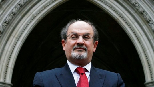 U godit 10 herë me thikë gjatë fjalimit në Nju Jork, shkrimtari Salman Rushdie humb shikimin në njërin sy