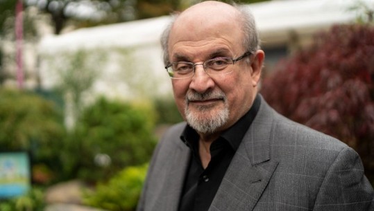 Personi që sulmoi shkrimtatin Salman Rushdie akuzohet për tentativë për vrasje