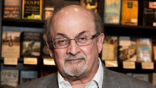 Bota letrare dhe politike dënon me forcë sulmin ndaj shkrimtarit Salman Rushdie