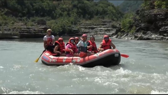 REPORTAZH/ Turizmi i aventurës në Përmet, rafting në lumin Vjosë
