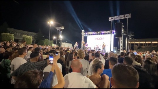 Grupi legjendar ‘Elita 5’ ‘ndez’ skenën në Lezhë, kremtohet 'Dita e Shtegtarëve'