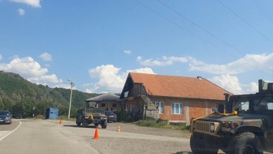 Tensionet/ Ushtarët e KFOR-it pozicionohen në veri të Kosovës
