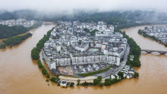 Të paktën 16 të vdekur nga përmbytjet në Kinë! Reshjet shkaktuan rrëshqitje masive të dheut 
