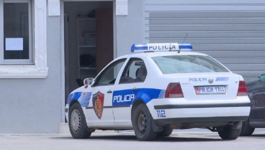 Bënin kontrabandë me flori të rremë e të pastër, policia arreston 2 italianë në Elbasan! Në pranga edhe argjendari që po u mbulonte krimin