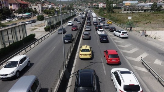 Trafik në aksin Tiranë-Durrës, shkak një përplasje mes 2 makinave, radhë kilometrike në Maminas