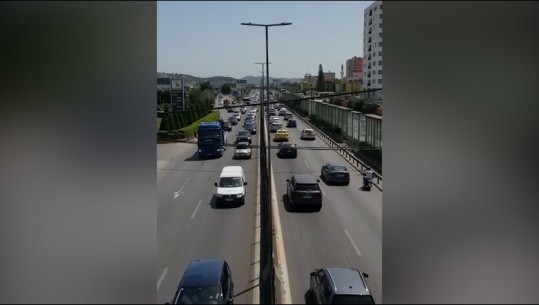 Trafik në aksin Tiranë-Durrës, shkak një përplasje mes 2 makinave, radhë kilometrike në Vorë