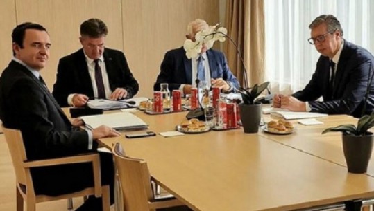 Duket sikur janë ulur në një ‘Fast Food’, detaji i pazakontë në tavolinën e Kurtit dhe Vuçiç me drejtuesit e BE