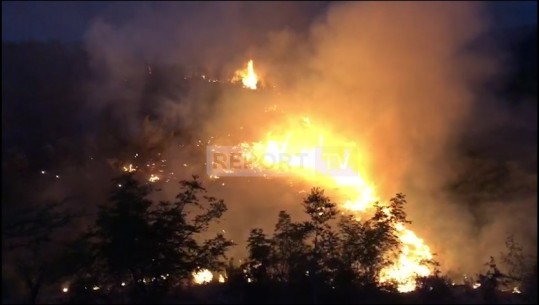 Zjarr në malin e Dukatit, zjarrfikësit nuk ndërhyjnë dot prej terrenit të thyer! Dyshohet se flakën ia kanë vënë barinjtë e zonës