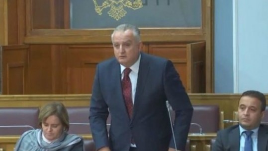 Deputeti shqiptar në Mal të Zi pro shkarkimit të Abazoviçit: Sapo iu dridh karrigia i ra ndërmend se është shqiptar