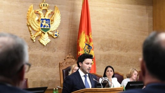 Firmosi marrëveshjen me Kishën Serbe, 50 deputetë të Malit të Zi rrëzojnë qeverinë e kryeministrit shqiptar Abazoviç! Vetëm 1 kundër 