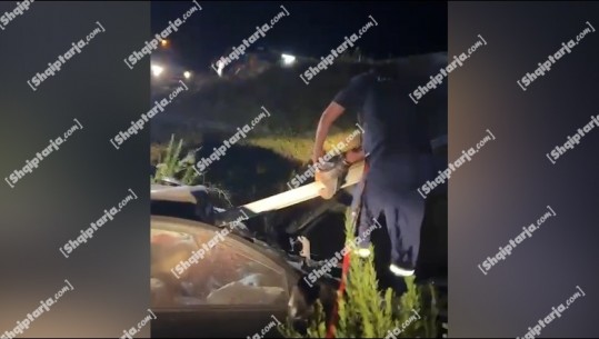 Aksidenti në makinë, VIDEO nga momenti kur zjarrfikësit presin më gurë fresibël mbrojtësen metalike, trupat e viktimave ende në makinë