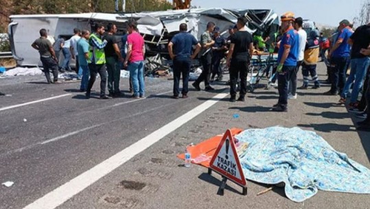 Aksident tragjik në Turqi! Autobusi përplaset me ambulancën e zjarrfikësen, 16 viktima, mes tyre mjekë e gazetarë