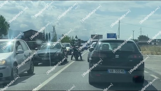 Pushuesit rikthehen në plazh! Trafik i rënduar në aksin Lezhë-Milot dhe rrugën e Shëngjinit