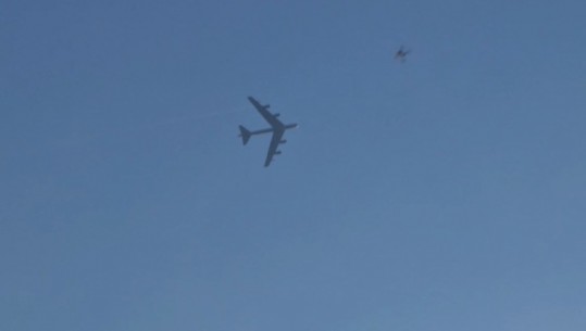 Dy avionë amerikanë B-52 japin spektakël në qiellin e Tiranës! Qytetarë të pranishëm ndjekin shfaqjen nga sheshi 'Skënderbej', e pranishme dhe ambasadorja Kim 