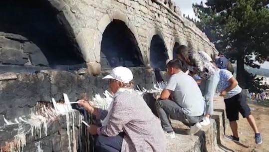 Mijëra besimtarë pelegrinazh në malin e Tomorrit! Pelegrinët: Lutemi për paqe e mirësi, bëjmë kurban në teqe! Festa sjell trafik të rënduar në hyrje të Beratit