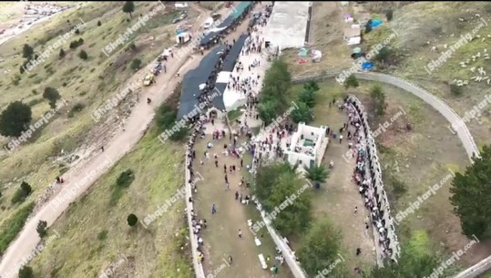 Mijëra besimtarë pelegrinazh në malin e Tomorrit! Pelegrinët: Lutemi për paqe e mirësi, bëjmë kurban në teqe! Festa sjell trafik të rënduar në hyrje të Beratit