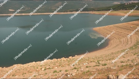 Thatësirë në Kukës, bie ndjeshëm niveli i ujit në liqenin e Fierzës! Shkak rënia e prurjeve natyrore