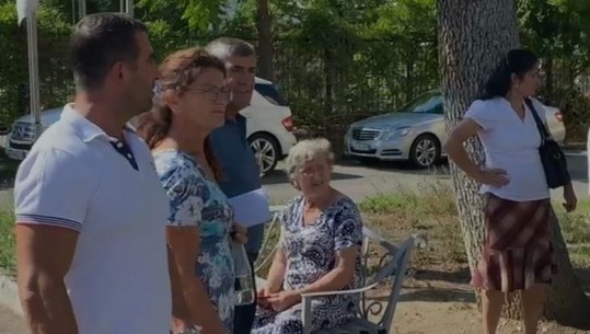 Banorët e fshatit Bujqës të Elbasanit në protestë: Vëllai i kryetarit të PS-së në fshat na ka zaptuar kanalin vaditës!