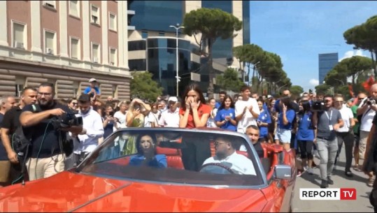 Me kabriolet, Luiza Gega mbërrin në bulevardin 'Dëshmorët e Kombit', përlotet dhe falënderon qytetarët (VIDEO)
