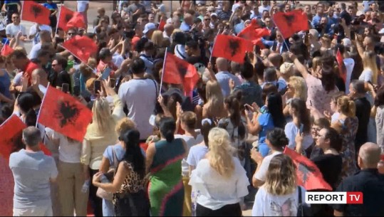 Në pritje të Luiza Gegës, qytetarët mblidhen në Bulevard me flamujt  kuqezinj në duar