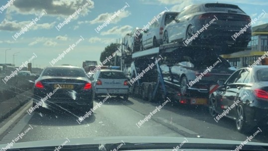 Trafik i rënduar në autostradën Tiranë-Durrës, përplasen 2 automjete në Vorë (VIDEO)
