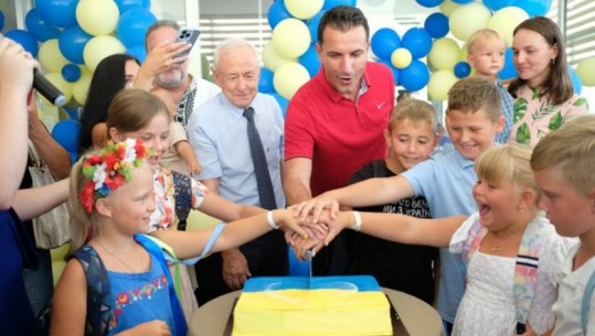 Dita e Pavarësisë së Ukrainës, Veliaj u dhuron fëmijëve ukrainas në vendin tonë dhurata: Tirana do ndihmojë në rindërtimin e shkollave